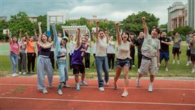 夏語心(左起)、阿喜、海產、小禎、丁寧、梁赫群出外景。(圖／公視台語台提供)