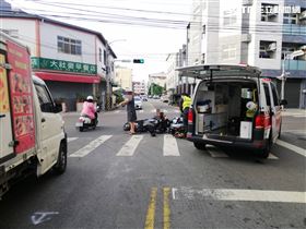 跨雙黃線逆向轉彎害撞　女騎士倒地翻滾（圖／翻攝畫面）