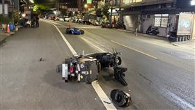 汽車沿路漏機油害2機車犁田事故現場。（圖／翻攝畫面）