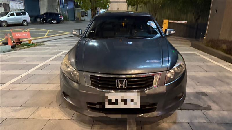 沿路漏油的汽車。（圖／翻攝畫面）