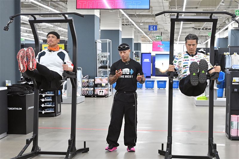 江宏恩（左起）、李興文參加測試賽。（圖／《全城地圖：最強明星隊》提供）