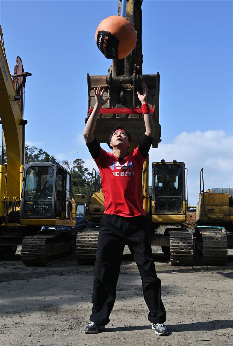 紅隊隊長江宏傑再度親自上陣正面對決。（圖／《全城地圖：最強明星隊》提供）