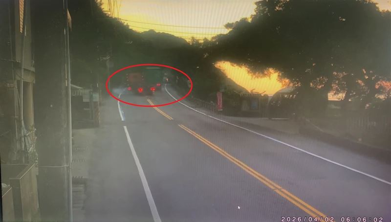 一輛板車逆向超越雙黃線導致發生事故。（圖／翻攝畫面）