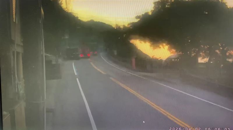 曳引車行駛於南下車道時，為閃避一輛逆向違規的板車，不慎撞上路旁電桿。（圖／翻攝畫面）