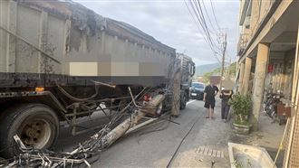 曳引車閃避逆向板車撞斷電桿　驚悚畫面曝