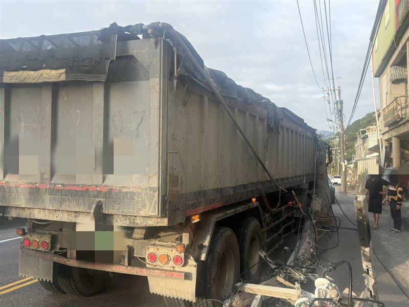 曳引車為閃避一輛逆向違規的板車，不慎撞上路旁電桿。（圖／翻攝畫面）