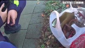 北市劉男外勞將114枚子彈交給回收業者，業者卻棄置在人行道上。（圖／翻攝畫面）