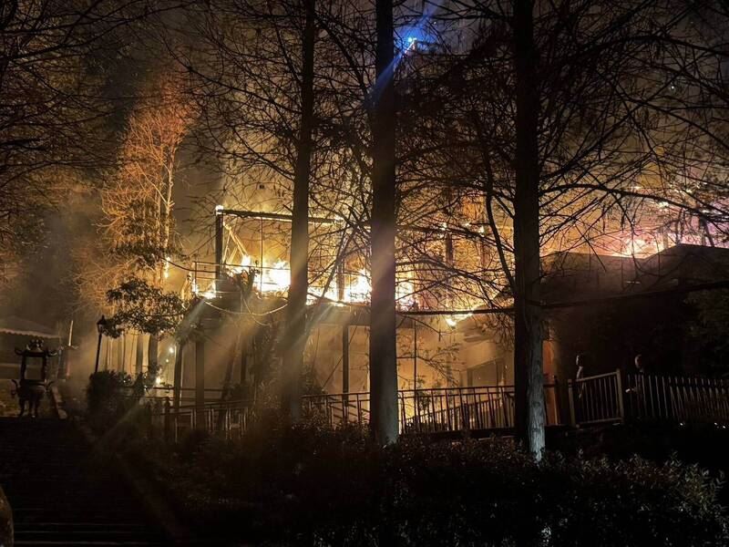 「玄門山」竄出火煙，火勢迅速延燒。（圖／翻攝畫面）