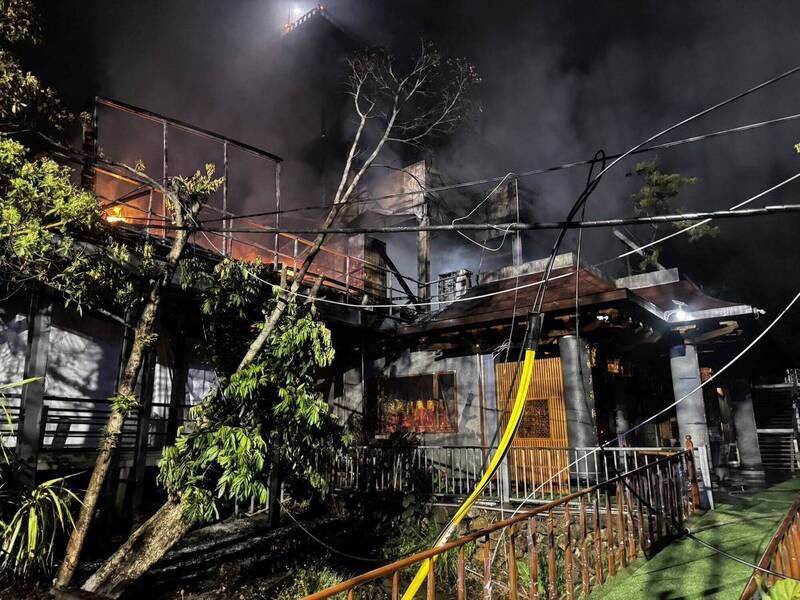 「玄門山」現場多為木造建物，火勢一發不可收拾。（圖／翻攝畫面）