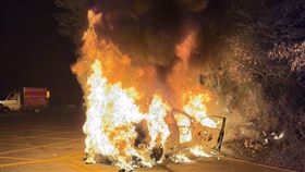 自撞,虎頭山,火燒車,桃園（圖／翻攝畫面）
