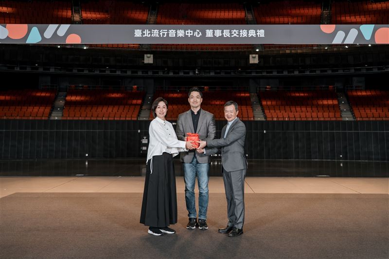 黃韻玲（左）卸下北流董事長，交棒給梁序倫，圖中為蔣萬安。（圖／臺北流行音樂中心提供）
