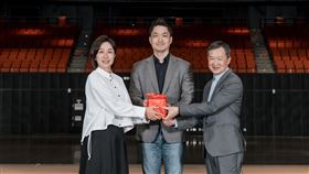 黃韻玲（左）卸下北流董事長，交棒給梁序倫，圖中為蔣萬安。（圖／臺北流行音樂中心提供）