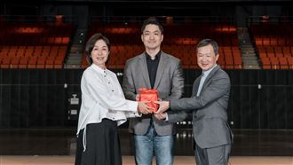 黃韻玲北流畢業了！卸下董事長交棒給他