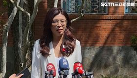 鄭麗文上午赴桃園慈湖陵寢獻花致敬，並接受媒體聯訪。（圖／翻攝畫面）