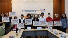 兒權盟、立委林月琴今舉辦兒童節記者會，提醒家長應正確聽懂孩子的聲音、建立預警、維護孩子的心理健康。讓每一個孩子在需要時，都能被接住。（圖／記者簡浩正攝影）