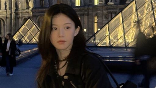 女星圍毛毯遮品牌挨轟　香奈兒不忍回應了