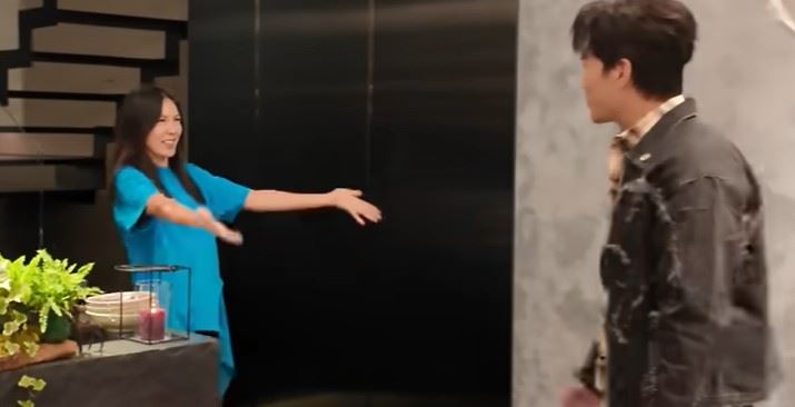 出道多年的游鴻明，向來對家庭生活極度低調，近日罕見在節目中曝光結縭近29年的愛妻黃玉秀（左），不僅分享婚姻點滴，更揭開一段差點生離死別的過往，引發粉絲關注。（圖／翻攝自大牛比較攬YT）