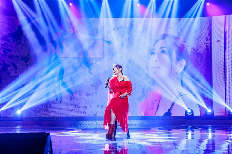 張秀卿開唱。(圖／中視提供）