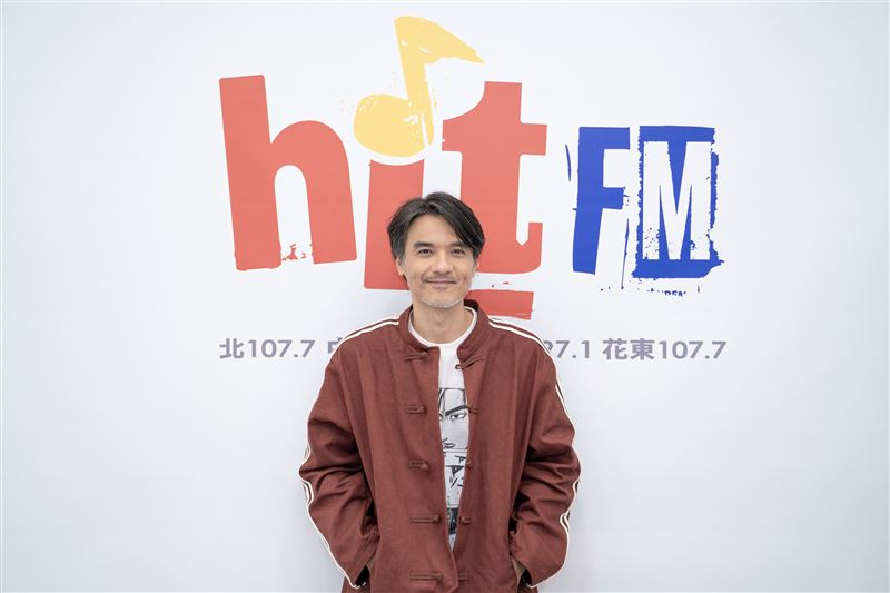 舒淇的帥老公馮德倫接受魏如萱的節目專訪。（圖／Hit Fm聯播網 提供）