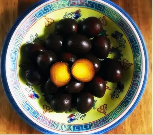 營養師蔡正亮表示，鐵蛋是「加工更深的蛋」，蛋白質利用效率低於水煮蛋或茶葉蛋，且鈉含量極高。(示意圖／AI生成)