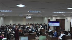 檢察官廖彥鈞被讚像日劇英雄律師。（圖／翻攝自臺北地院刑事科YT）