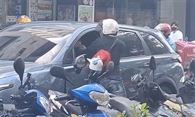 一中商圈暴力衝突！23歲騎士伸手進車窗內推打：你給我下來　民眾看傻眼（圖／翻攝自Threads）