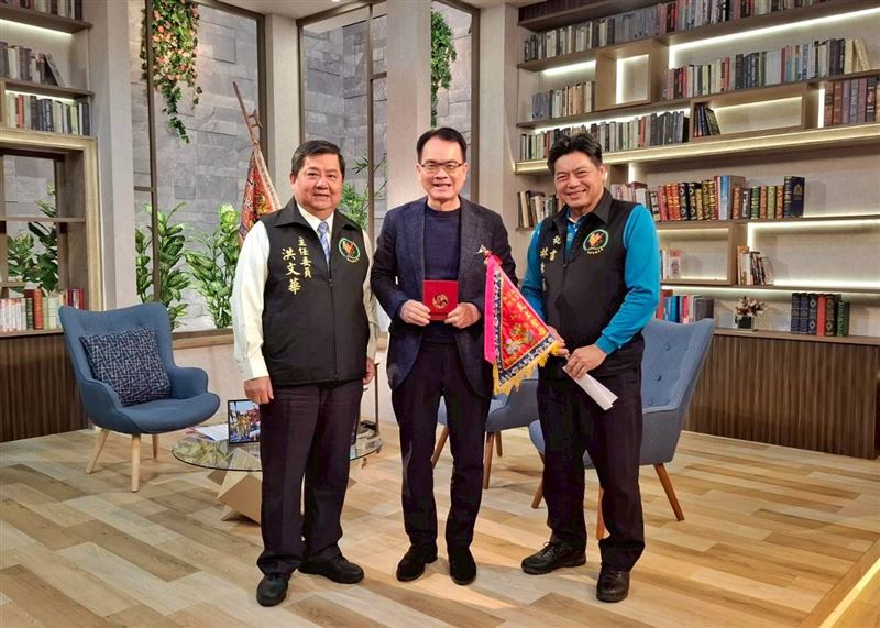 2026年白沙屯媽祖徒步進香將於4月12日深夜起駕,拱天宮主委洪文華與秘書林幸福接受鄭弘儀節目專訪,分享「粉紅超跑」名稱的由來等。(圖/話時代人物提供)