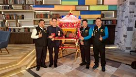 2026年白沙屯媽祖徒步進香將於4月12日深夜起駕，近期「粉紅超跑」更首度進入電視台錄影，拱天宮主委洪文華與祕書林幸福接受鄭弘儀節目專訪，分享「粉紅超跑」名稱的由來等。（圖／話時代人物提供）