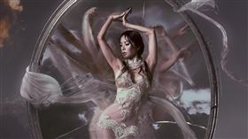 蔡依林推出首張「液態膠」實體專輯。（圖／凌時差、華納音樂提供）