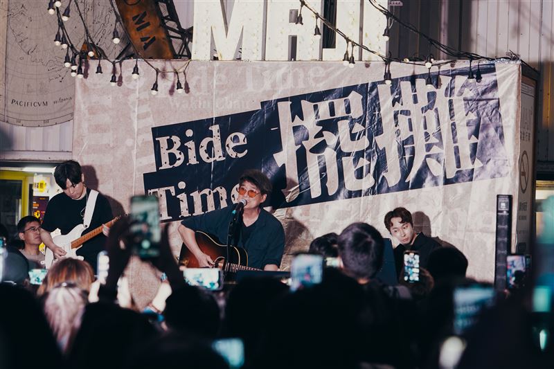 周華健驚現花博「擺攤」開唱。（圖／滾石唱片提供）