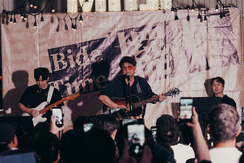 周華健驚現花博「擺攤」開唱。（圖／滾石唱片提供）