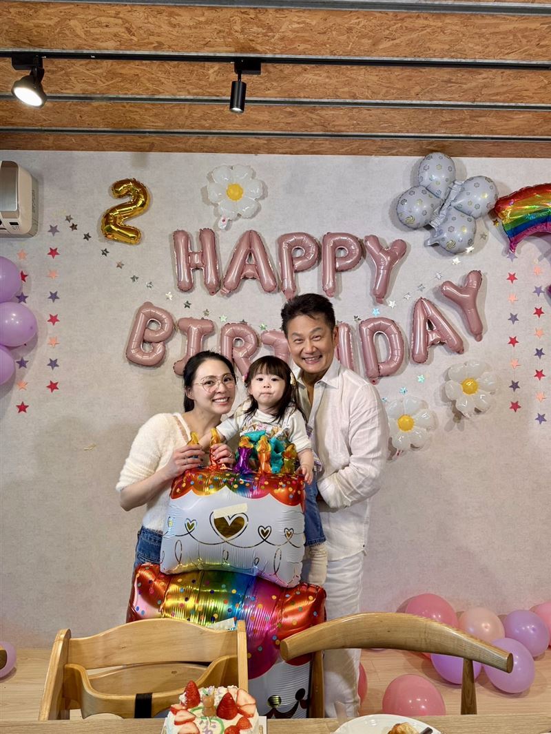 徐乃麟在節目中與熊熊及2歲女兒互動，化身「寵孫魔人」，不僅陪玩還親手做生日蛋糕，展現反差萌魅力。（圖／大浪娛樂提供）