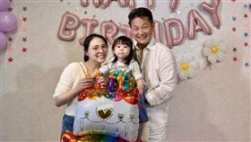 徐乃麟在節目中與熊熊及2歲女兒互動，化身「寵孫魔人」，不僅陪玩還親手做生日蛋糕，展現反差萌魅力。（圖／大浪娛樂提供）