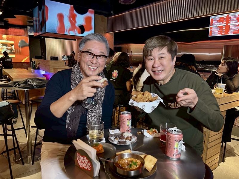 綜藝天王胡瓜的網路節目《下面一位》邀請到製作人王偉忠。（圖／金星文創提供）