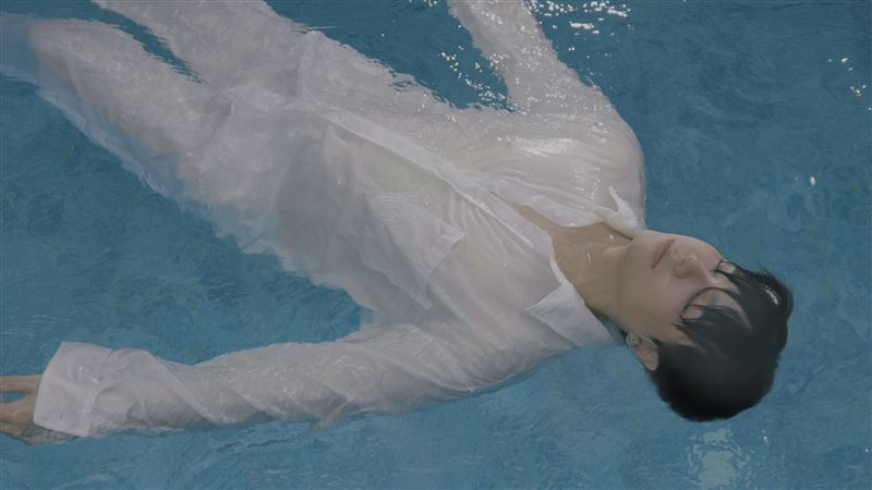 新加坡創作歌手黃俊榮Amsden是〈太陽與地球〉原唱者，趁熱度推出粵語版〈地球與隕石〉。（圖／索尼音樂提供）