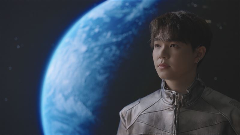 新加坡創作歌手黃俊榮Amsden是〈太陽與地球〉原唱者，趁熱度推出粵語版〈地球與隕石〉。（圖／索尼音樂提供）