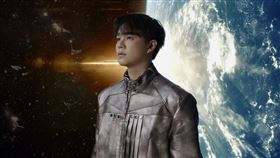 新加坡創作歌手黃俊榮Amsden是〈太陽與地球〉原唱者，趁熱度推出粵語版〈地球與隕石〉。（圖／索尼音樂提供）