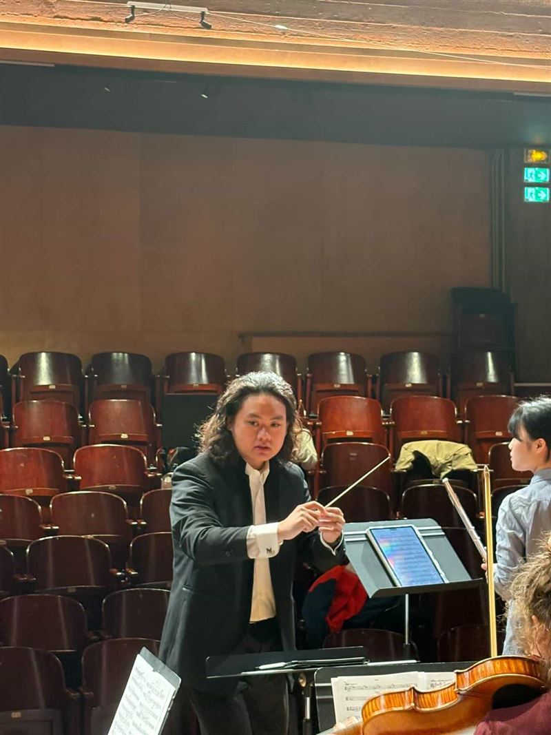 劉羽謙後來轉往音樂系發展，主修聲樂、副修鋼琴，現在則是一名指揮。（圖／劉羽謙提供）