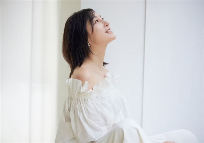 日本知名女星廣末涼子在去年因時速高達185公里追撞前車的嚴重交通意外及罹患躁鬱症、甲狀腺機能亢進為由，而宣布停工。（圖／翻攝自廣末涼子官網）