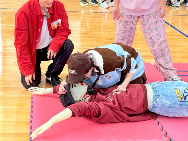 籃籃衝上前去人工呼吸。（圖／民視提供）