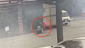 外送員,水泥車,中指,輾斃（圖／翻攝自網路）