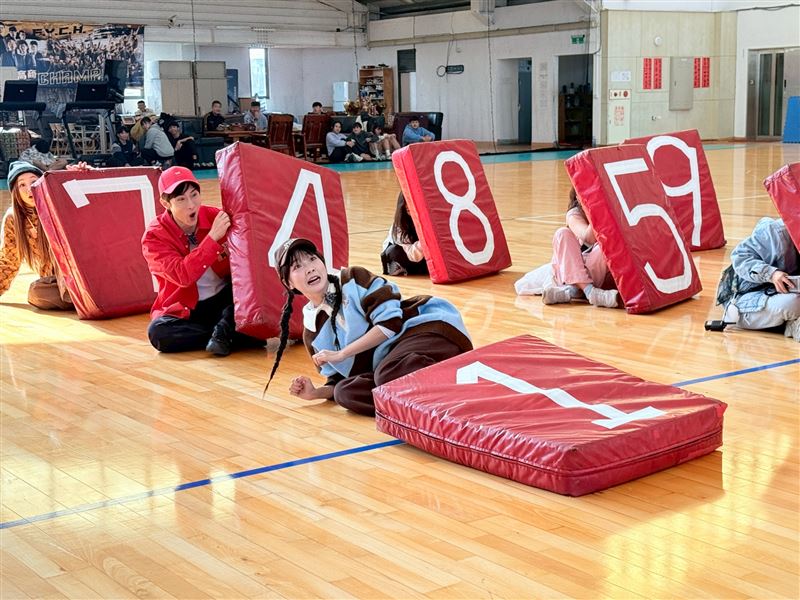 籃籃當場被發球嚇到。（圖／民視提供）