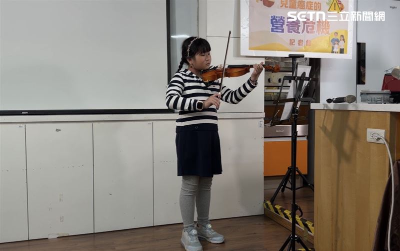 三明治現場表演拉小提琴。（圖／記者蔣季容攝影）
