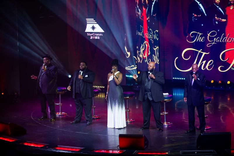 派特斯合唱團The Platters團長老斯托瓦爾（左起）、蘭伯特、戴維絲、小斯托瓦爾、格林登上郵輪演出。（圖／麗星郵輪提供）