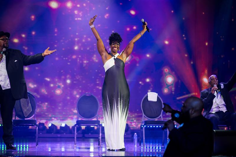 戴維絲（Davis Deneen）是派特斯合唱團內唯一的女歌手。（圖／麗星郵輪提供）