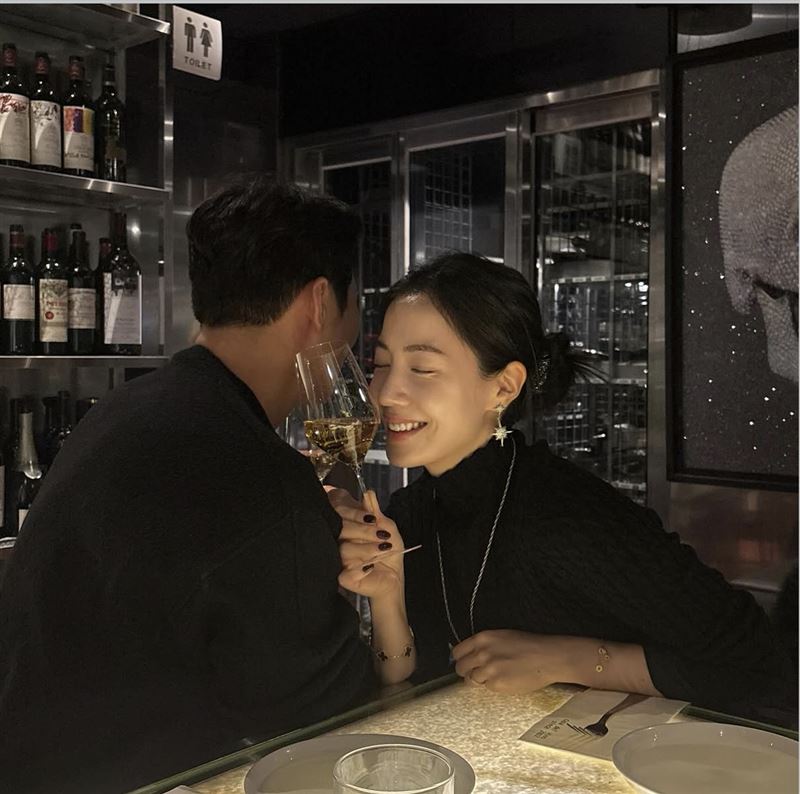 韓國知名女星柳和榮於1日親自透過社群宣布她將在9月12日與大3歲的企業家結婚的喜訊。（圖／翻攝自IG @hwayoung_ryu_93）