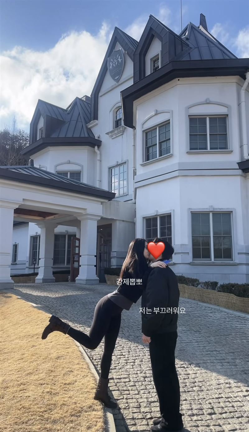 柳和榮分享在歐式建築前的親吻照，寫下「強制親親」，男方回應道自己會害羞，互動逗趣又充滿愛意。（圖／翻攝自IG @hwayoung_ryu_93）