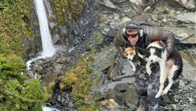 當地直升機公司發起搜救募款，事發後第7天，在潔西卡墜崖地點附近找到莫莉。據了解，莫莉應是守候在有主人氣味的位置不肯離開，搜救人員才得以順利找到牠。（圖／翻攝自臉書）