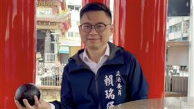 賴瑞隆手持鉛球向王義川隔空喊話「阿川，明天就要來高雄了，還傻傻的！明天讓你看到什麼是鉛球冠軍的實力」（圖／賴瑞隆辦公室提供） 