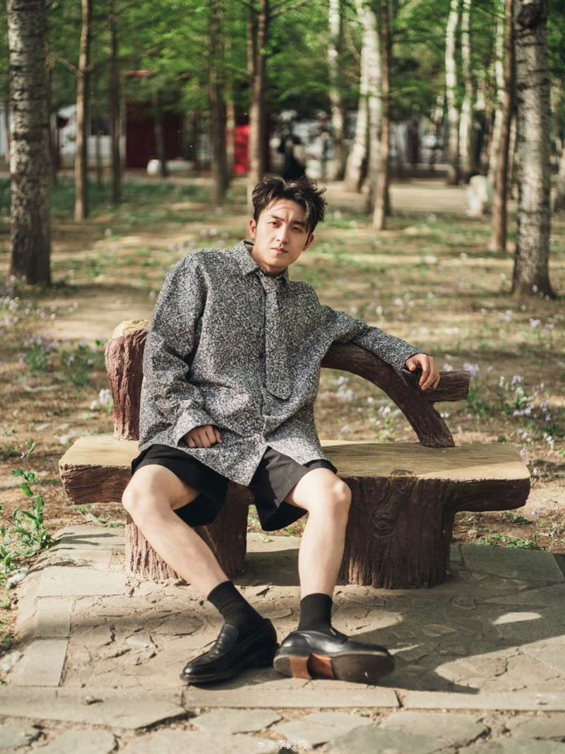 當李殿尊卸下鬍子、換上現代造型後，清秀外型與古裝形象形成強烈反差，帥氣程度讓不少網友驚呼「完全不同人」。（圖／翻攝自李殿尊微博）